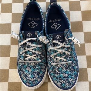 Sperry Blue Floral Sneakers. Woman